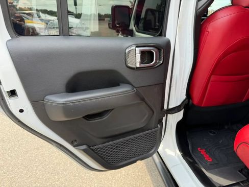Used 2018 Jeep Wrangler Unlimited Sahara w/ Uconnect 4C Nav & Sound Group AWD/4WD image 30