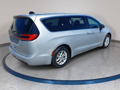 Used 2023 Chrysler Pacifica Touring-L image 5
