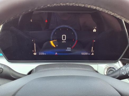 Used 2025 Chevrolet Trax LT w/ LT Convenience Package FWD image 17