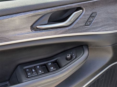 Used 2023 Jeep Grand Cherokee L Limited w/ Black Appearance Package image 12