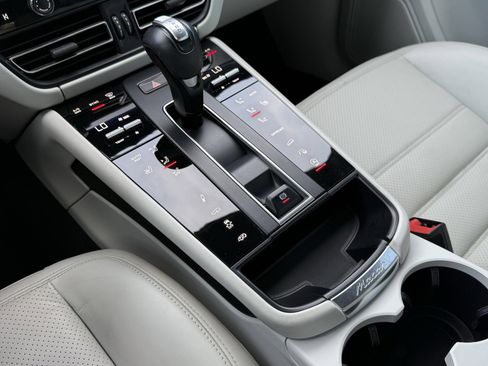 Certified 2023 Porsche Macan Turbo image 22