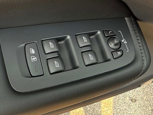 Used 2025 Volvo XC60 B5 Plus w/ Climate Package image 17