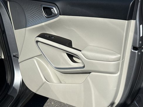 Used 2022 Kia Soul LX image 29