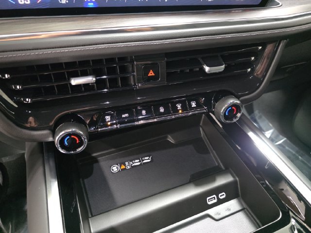 Used 2025 Chevrolet Suburban LT w/ Comfort Package AWD/4WD image 24