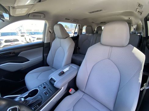 Used 2023 Toyota Highlander LE AWD/4WD image 17