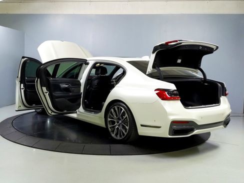 Used 2022 BMW 750i xDrive w/ Executive Package image 13