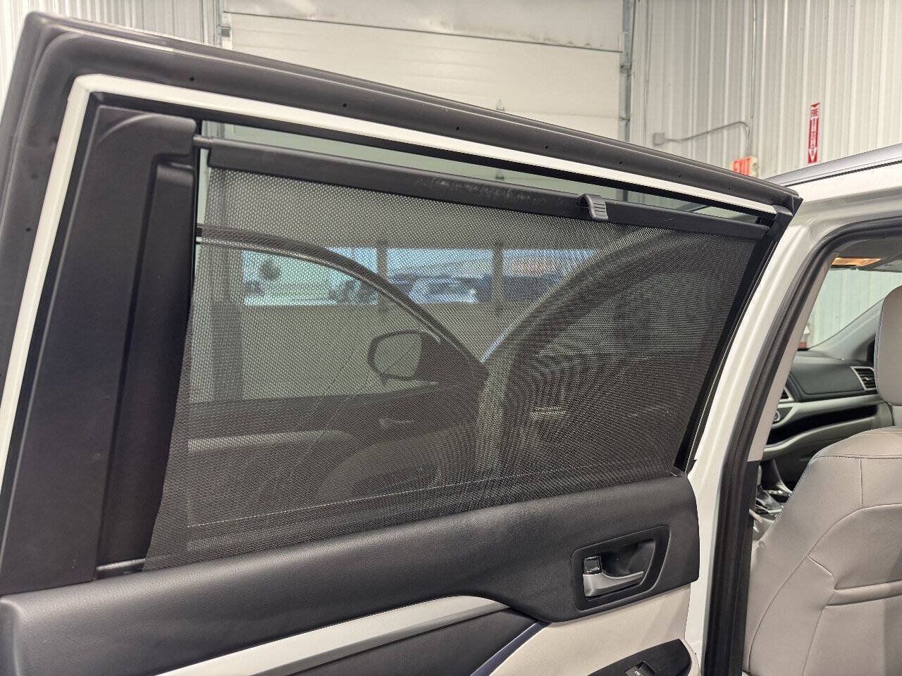 Used 2019 Toyota Highlander XLE AWD/4WD image 12