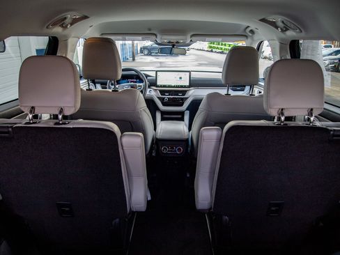 Used 2025 Ford Explorer Active w/ Active Comfort Package image 31