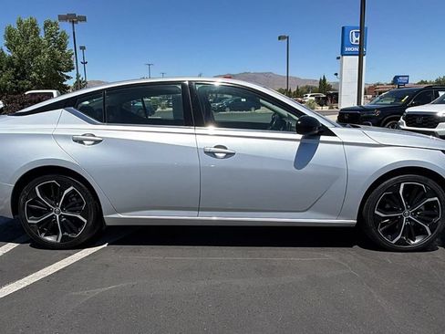 Used 2024 Nissan Altima 2.5 SR FWD image 2