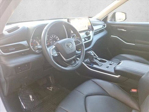 Certified 2024 Toyota Highlander XLE image 10