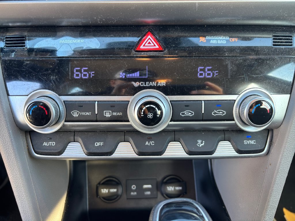 Used 2020 Hyundai Elantra SE FWD image 13
