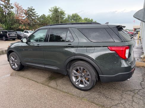 Used 2022 Ford Explorer XLT w/ Equipment Group 202A AWD/4WD image 7