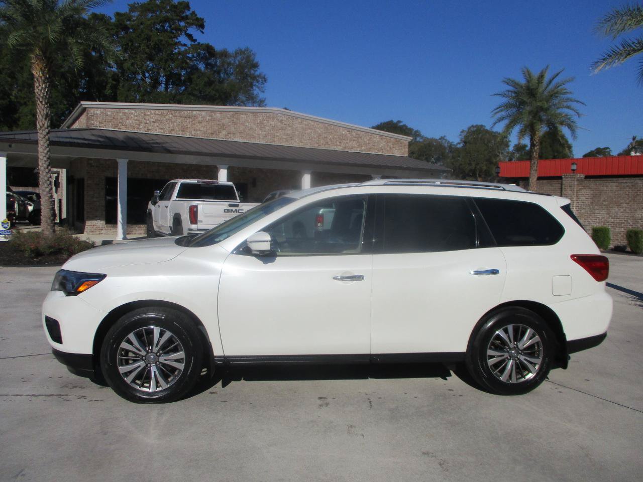 Used 2019 Nissan Pathfinder SL FWD image 1