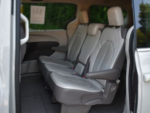 Used 2019 Chrysler Pacifica Touring-L FWD image 13
