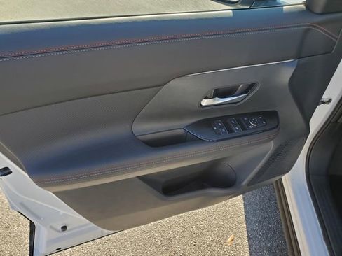 Certified 2025 Nissan Kicks SR image 15