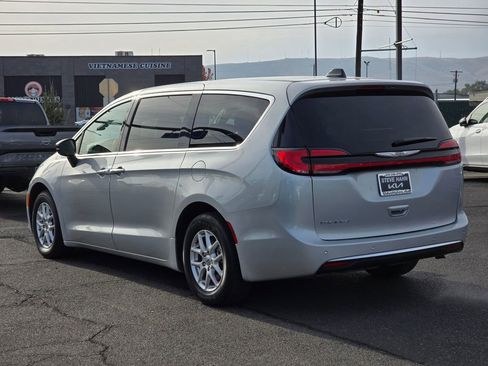 Used 2024 Chrysler Pacifica Touring-L image 3