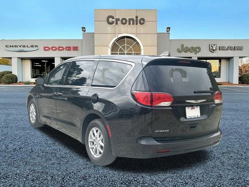Used 2023 Chrysler Voyager LX image 5