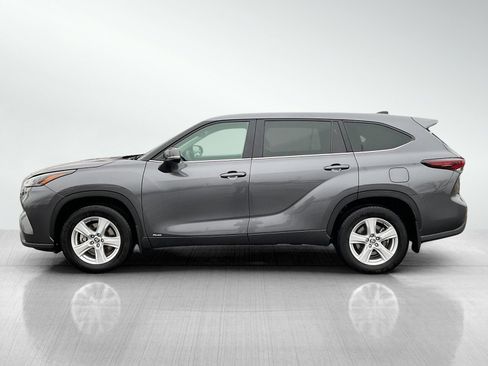 Used 2024 Toyota Highlander LE image 2