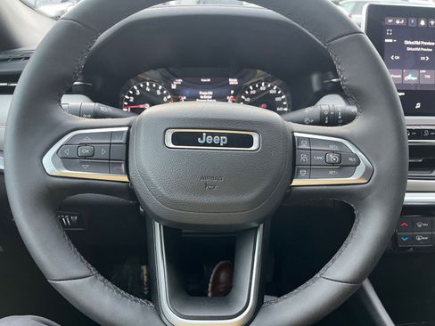 Used 2025 Jeep Compass Limited image 29