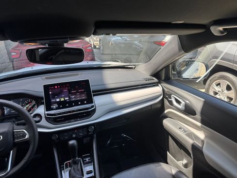 Used 2025 Jeep Compass Limited image 36