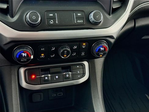 Used 2023 GMC Acadia SLT w/ Technology Package image 10