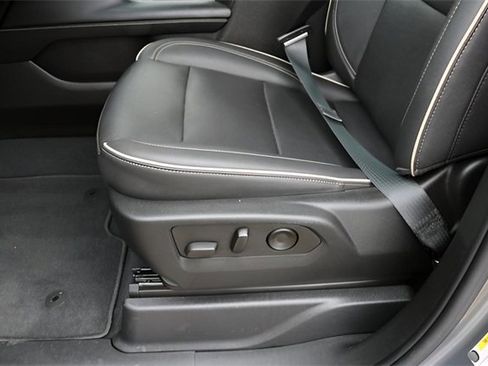 Used 2022 GMC Yukon XL SLT w/ SLT Luxury Package image 11