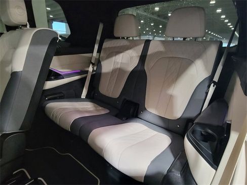 Certified 2023 BMW X7 xDrive40i w/ Executive Package image 33