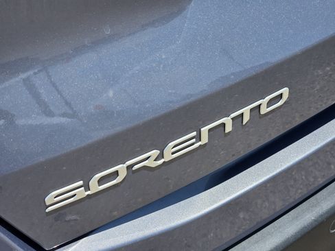 Used 2024 Kia Sorento S FWD image 12