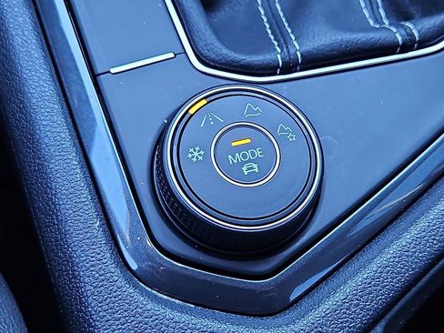 Certified 2022 Volkswagen Tiguan SE image 17