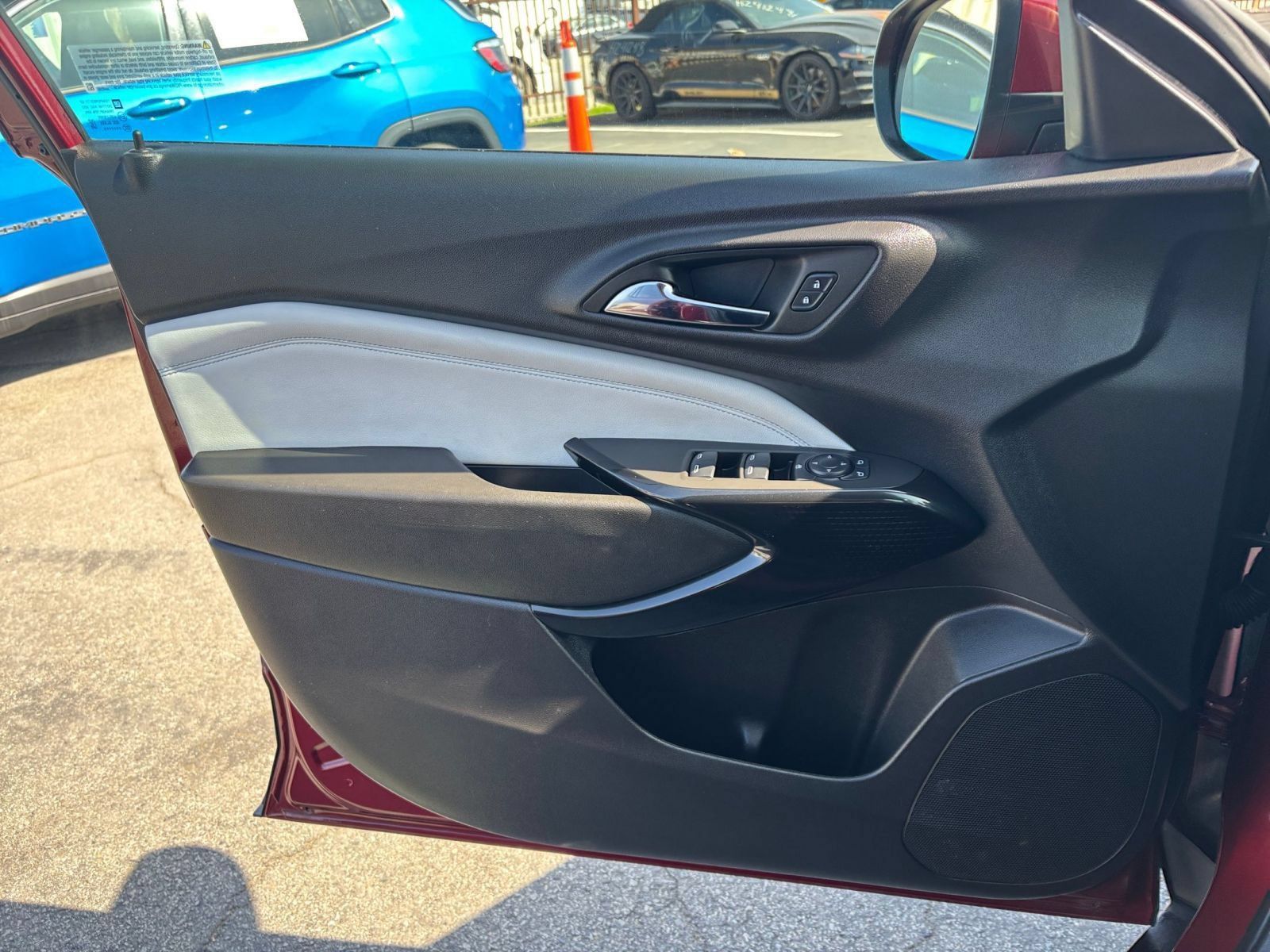 Used 2025 Chevrolet Trax LT FWD image 18