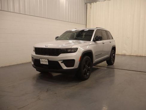 Certified 2023 Jeep Grand Cherokee Altitude image 5