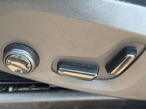 Used 2017 Volvo XC90 T6 Momentum w/ Vision Package image 34