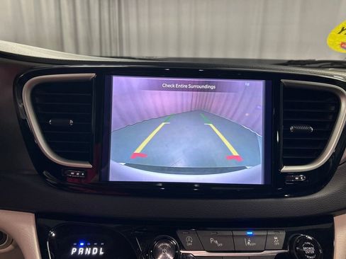 Used 2024 Chrysler Pacifica Touring-L FWD image 18