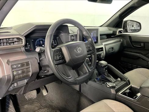 Used 2025 Toyota Tacoma SR5 AWD/4WD image 17