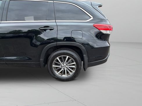 Used 2018 Toyota Highlander XLE AWD/4WD image 32