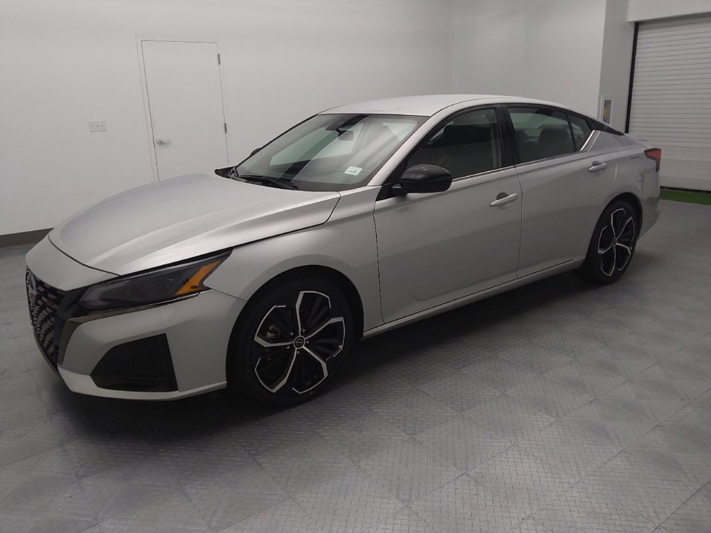 Used 2025 Nissan Altima 2.5 SR FWD image 2