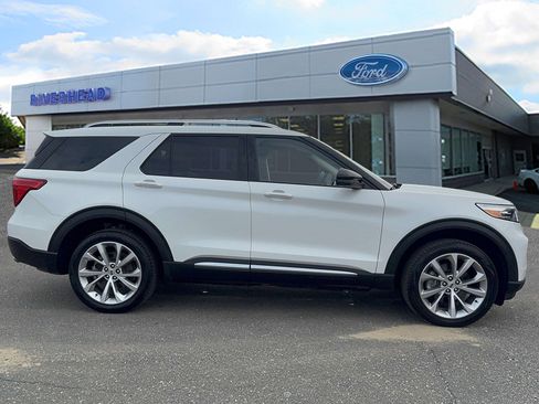 Used 2023 Ford Explorer Platinum w/ Technology Package image 3