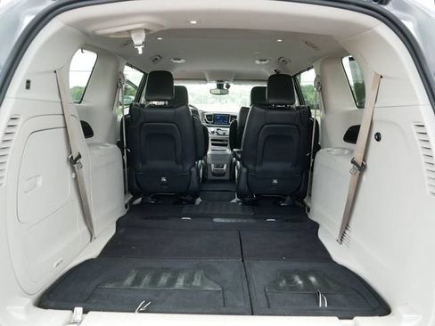 Used 2017 Chrysler Pacifica Premium FWD image 18
