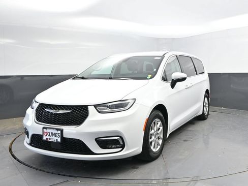 Used 2023 Chrysler Pacifica Touring-L FWD image 5
