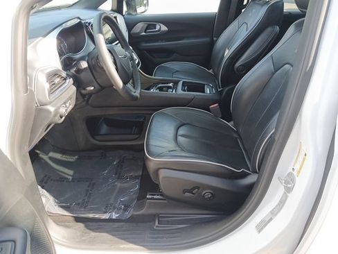 Used 2025 Chrysler Pacifica Limited FWD image 34