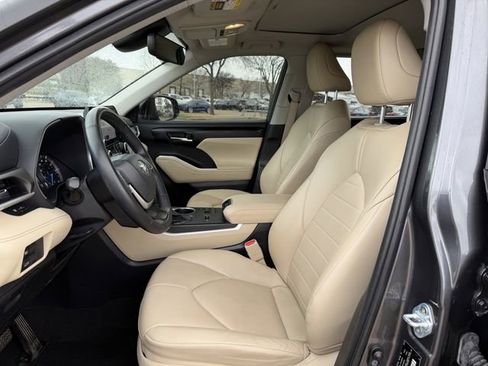 Used 2023 Toyota Highlander XLE image 26