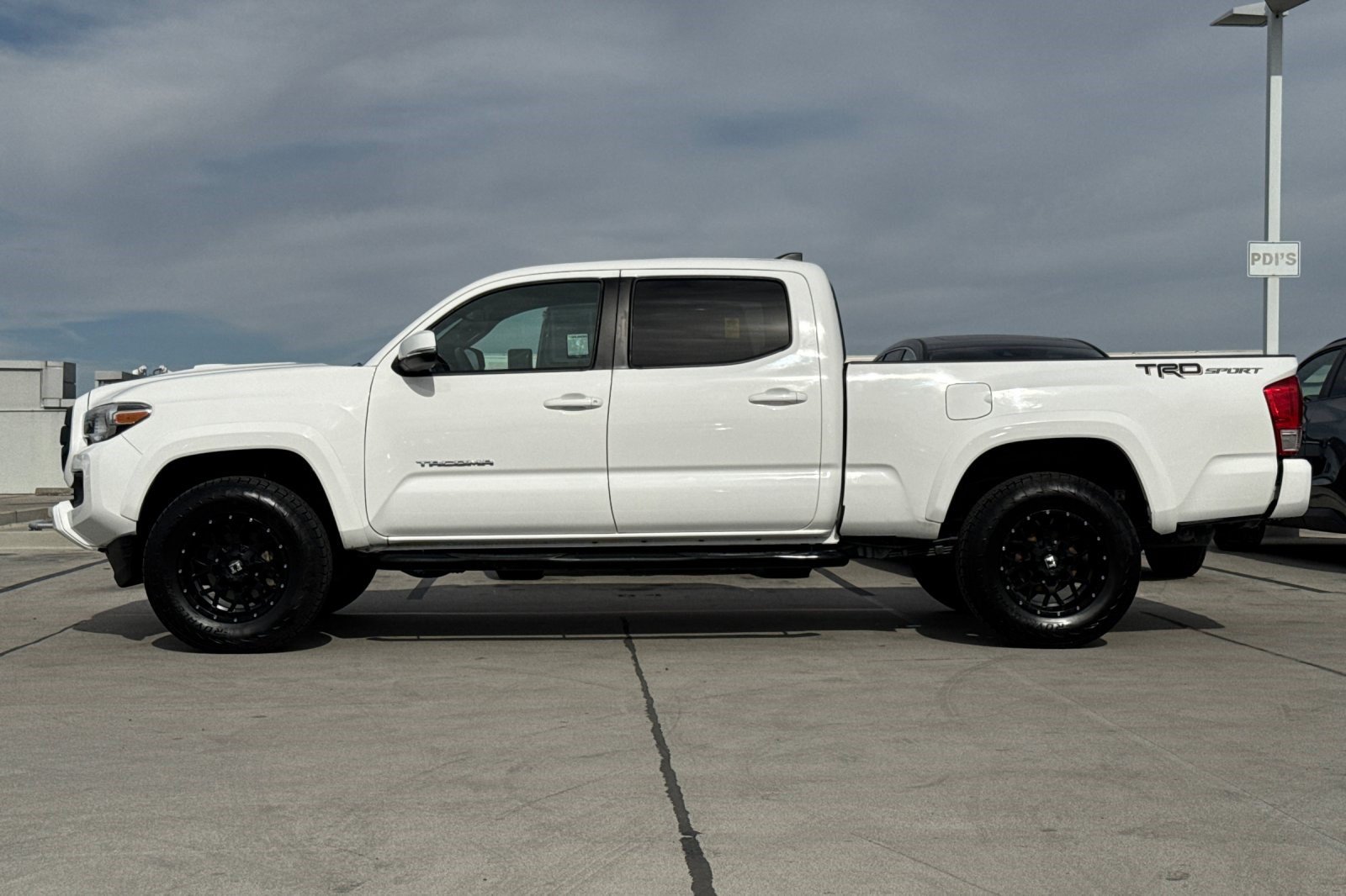Used 2017 Toyota Tacoma SR5 RWD image 2
