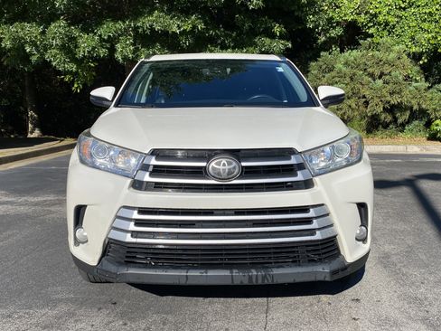 Used 2017 Toyota Highlander XLE AWD/4WD image 3