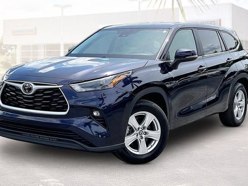 Used 2025 Toyota Highlander LE FWD image 30