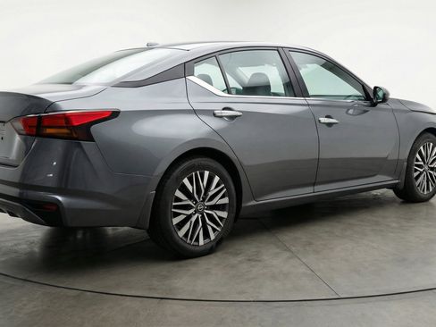Used 2025 Nissan Altima 2.5 SV FWD image 9