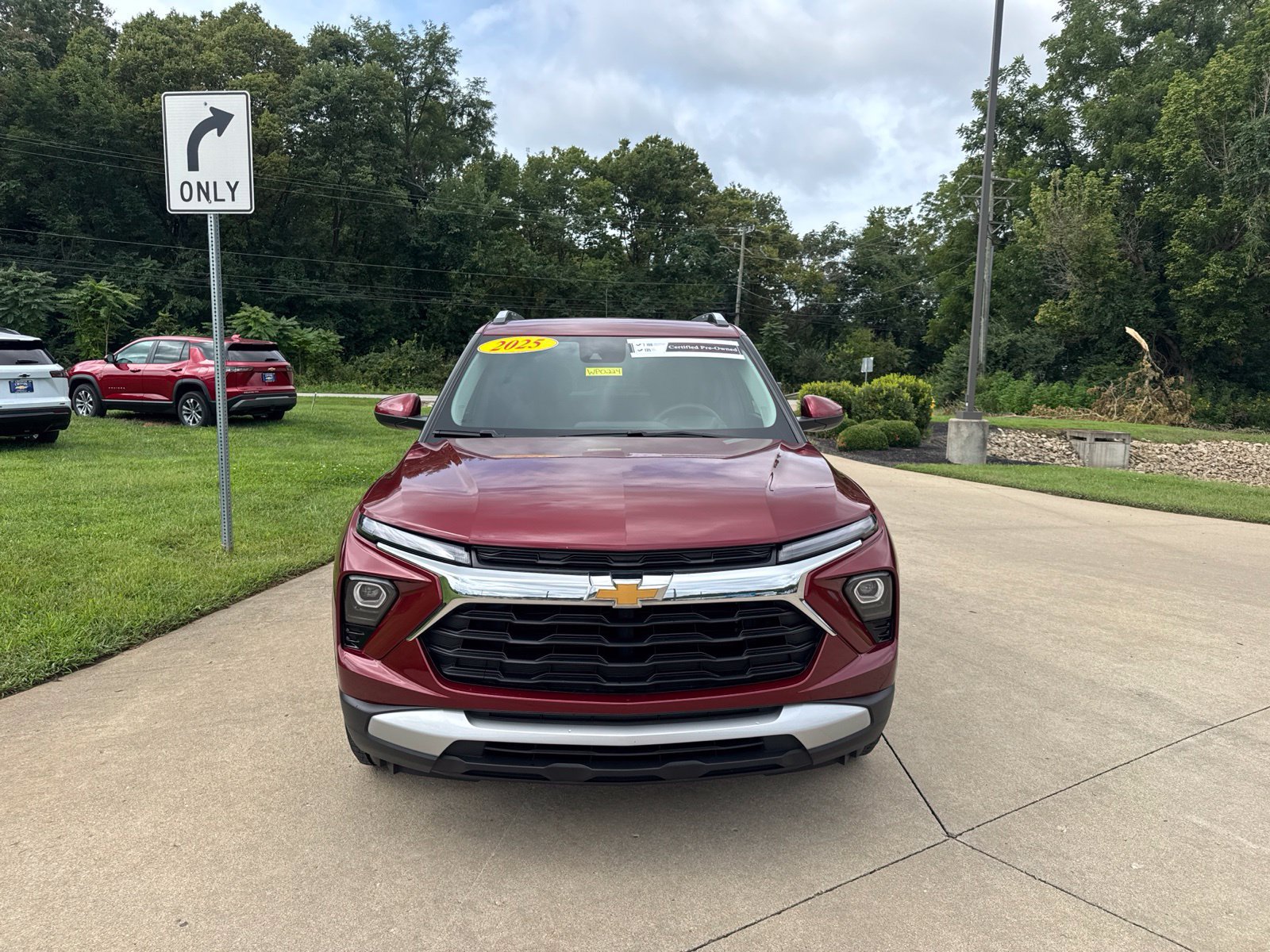 Used 2025 Chevrolet TrailBlazer LT AWD/4WD image 2