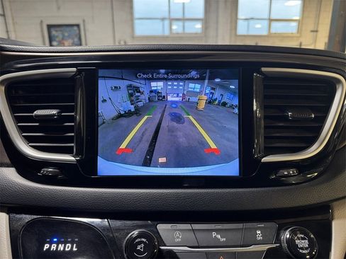 Used 2017 Chrysler Pacifica Touring-L image 18