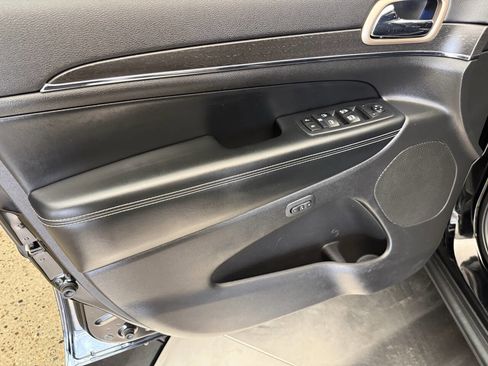 Used 2017 Jeep Grand Cherokee Limited image 21