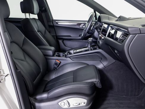 Certified 2026 Porsche Macan AWD/4WD image 8