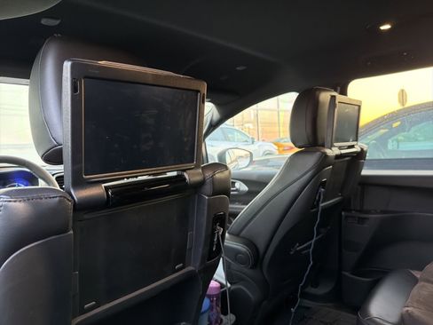 Used 2023 Chrysler Pacifica Touring-L w/ Uconnect Theater Family Group image 14